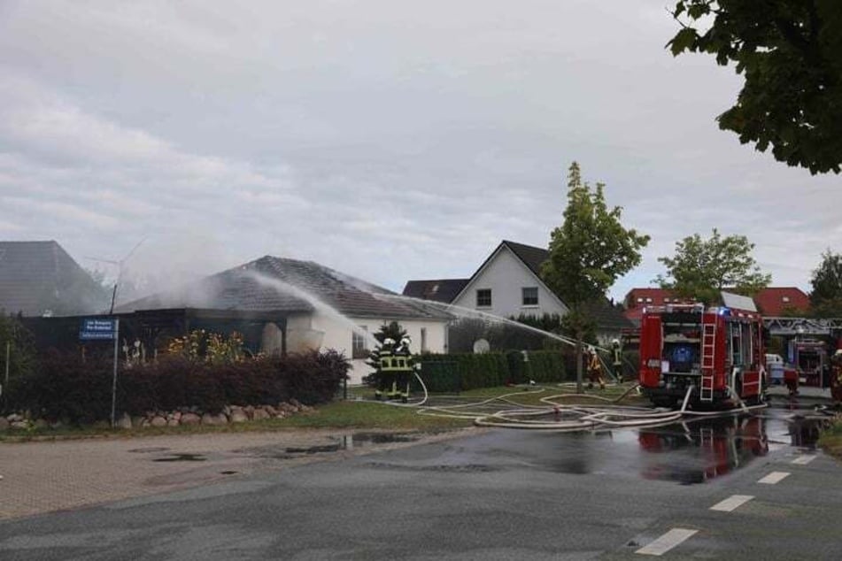 Das Feuer war vom Carport aus auf das Haus übergesprungen.