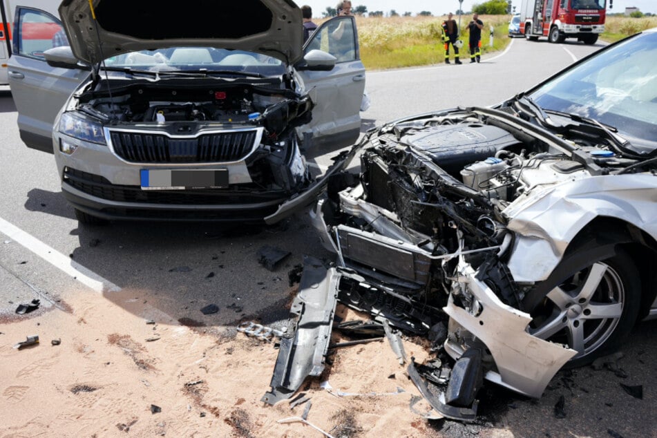 Gegen 14.30 Uhr krachte es auf einer Straße in Niemberg. Eine Person wurde beim Crash verletzt.