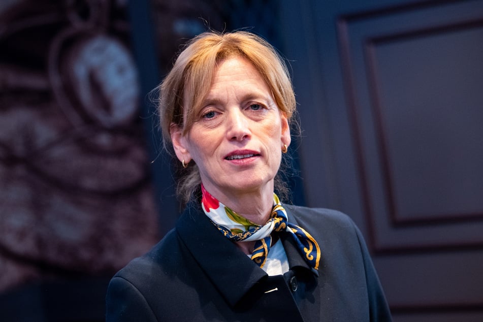 Bundesbildungsministerin Karin Prien (60, CDU) kommt Ende August zum Handy-Gipfel nach Sachsen. Dann geht es um Verbote an Schulen.