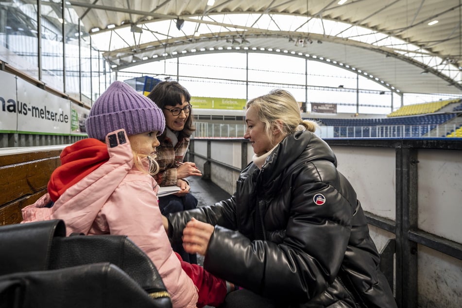 In der Chemnitzer Eishalle schnürte die Olympiasiegerin im Frühjahr 2023 auch für Tochter Amilia schon die Schlittschuhe.