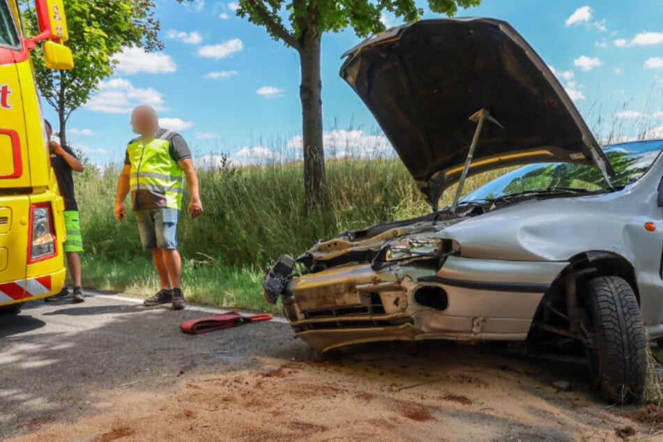 Fiat nach Unfall stark beschädigt, Fahrerin kommt mit Schrecken davon
