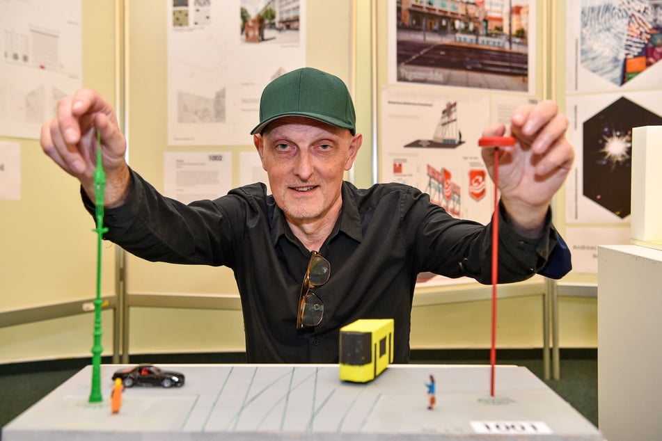 Hans Hemmert (61) von der Künstlergruppe "Inges Idee" zeigt seinen Siegerentwurf "Standbein-Spielbein".