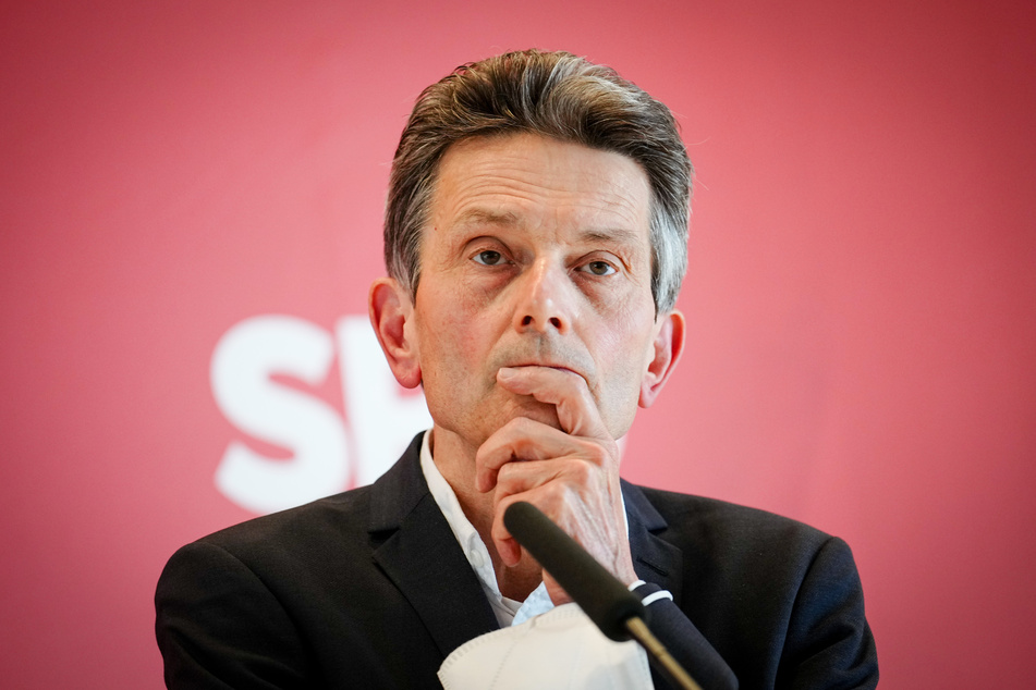 SPD-Fraktions-Chef Rolf Mützenich (63) präsentierte am Montag den Katalog seiner Genossen.