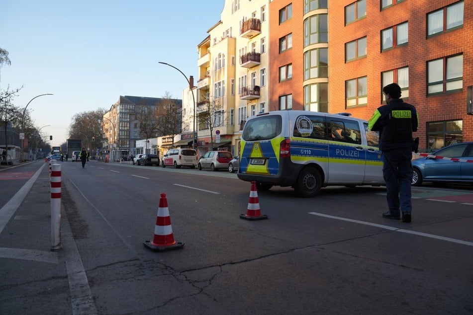 Der Tatort in Neukölln wurde von der Polizei großräumig abgesperrt.