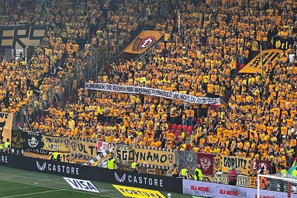 Die mitgereisten Dynamo-Fans zeigten während des Testspiels gegen Slavia ein indiskutables Banner.