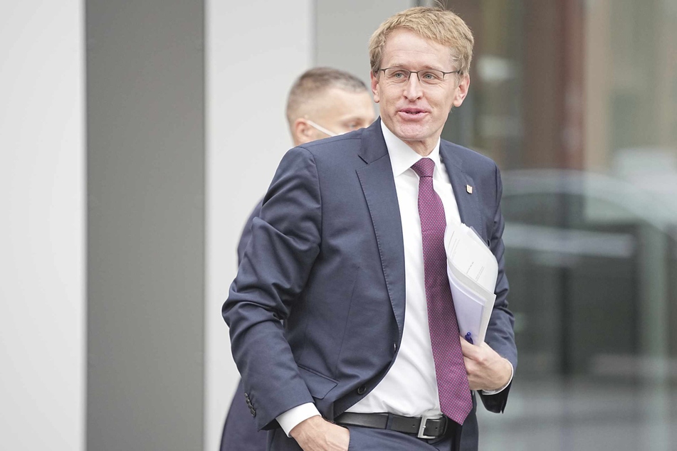 Schleswig-Holsteins Ministerpräsident Daniel Günther (CDU) plant eine erneute Verschärfung der Corona-Regeln.
