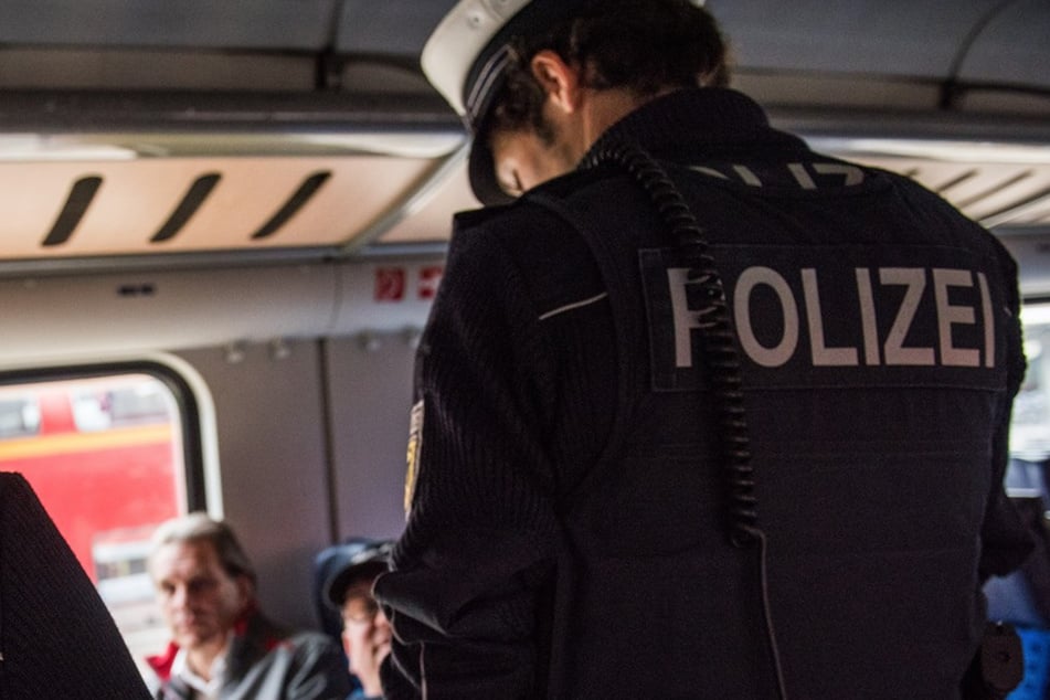 Bei einem Streit um einen Sitzplatz im Zug musste die Polizei eingreifen. (Symbolbild)
