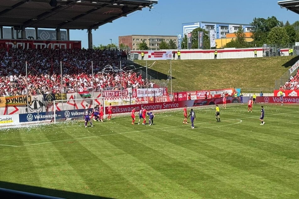 Nach der ersten Großchance von Zwickau reagierte Aue und machte Druck.