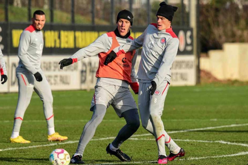 Während Eric Smith (26, r.) beim FC St. Pauli gesetzt ist, muss sich Jakov Medic (24) nach seiner Verletzung erst einmal hinten anstellen.
