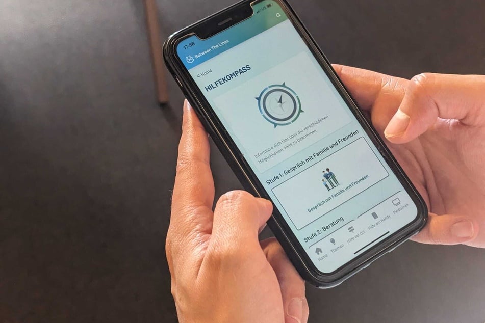 Die App bietet Hilfen zu verschiedensten Themen. Mit dem Hilfekompass können Betroffene zudem für sich herausfinden, welche Stufe der Hilfe für sie passt, beispielsweise ein Gespräch mit Freunden, Beratung oder auch eine Therapie.