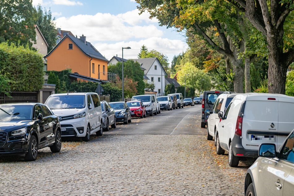 Auf der Kieler Straße reihen sich zwischen die Autos der Bewohner auch die Transporter der Handwerker.