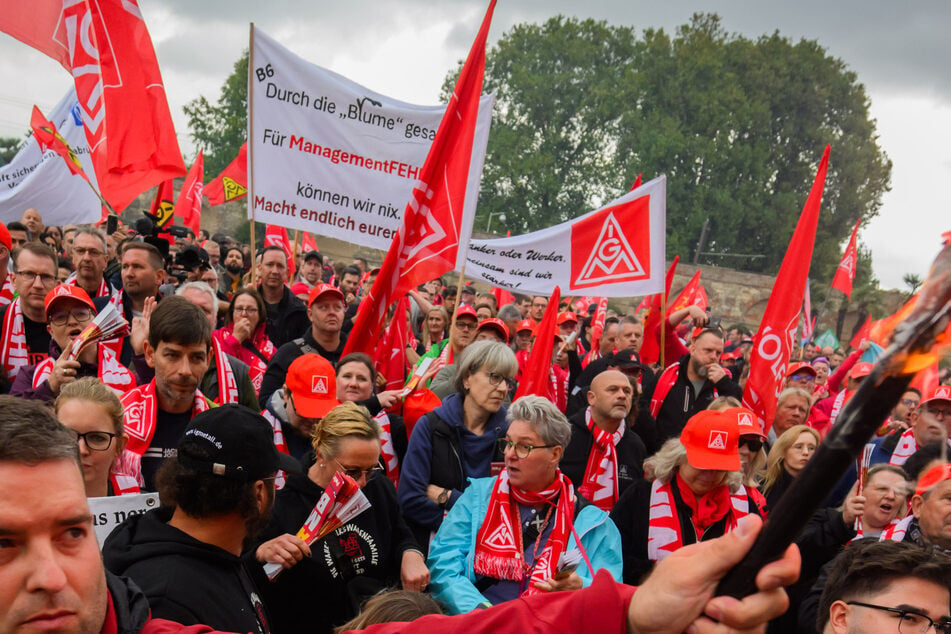 Tausende Mitarbeiter protestieren für den Erhalt ihrer Jobs bei Volkswagen. (Archivbild)