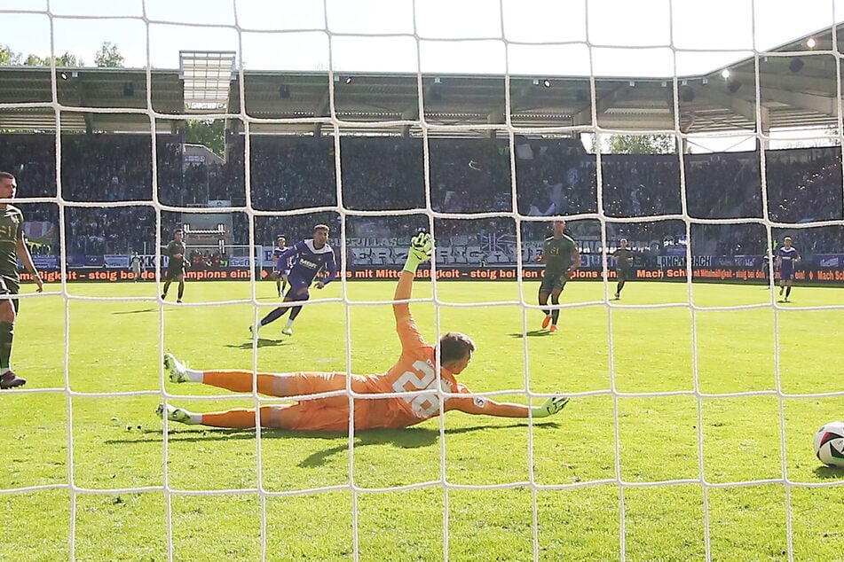 Klasse! Aue-Spieler Ali Loune trifft in der 38. Minute zum 1:0 und schießt den FCE damit zum Klassenerhalt.