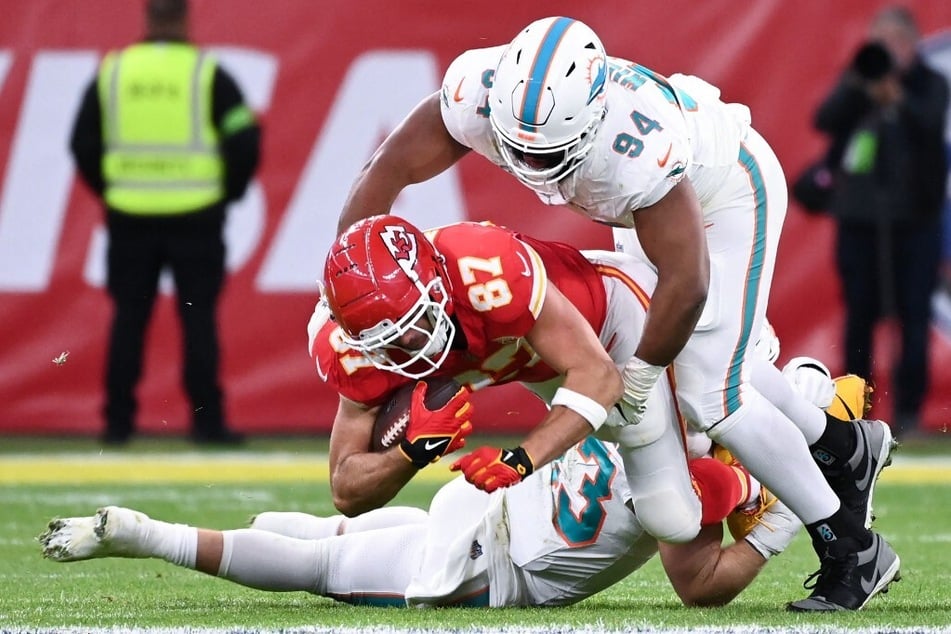 Travis Kelce continued to suffer a lackluster performance in Sunday's match-up against the Dolphins.
