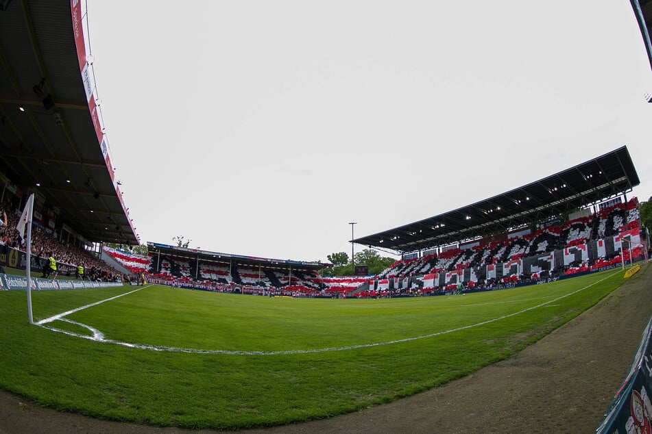 Im LEAG Energie-Stadion wird wieder Zweitliga-Fußball gespielt. Das letzte Punktspiel gegen Cottbus liegt aber erst 17 Monate zurück.