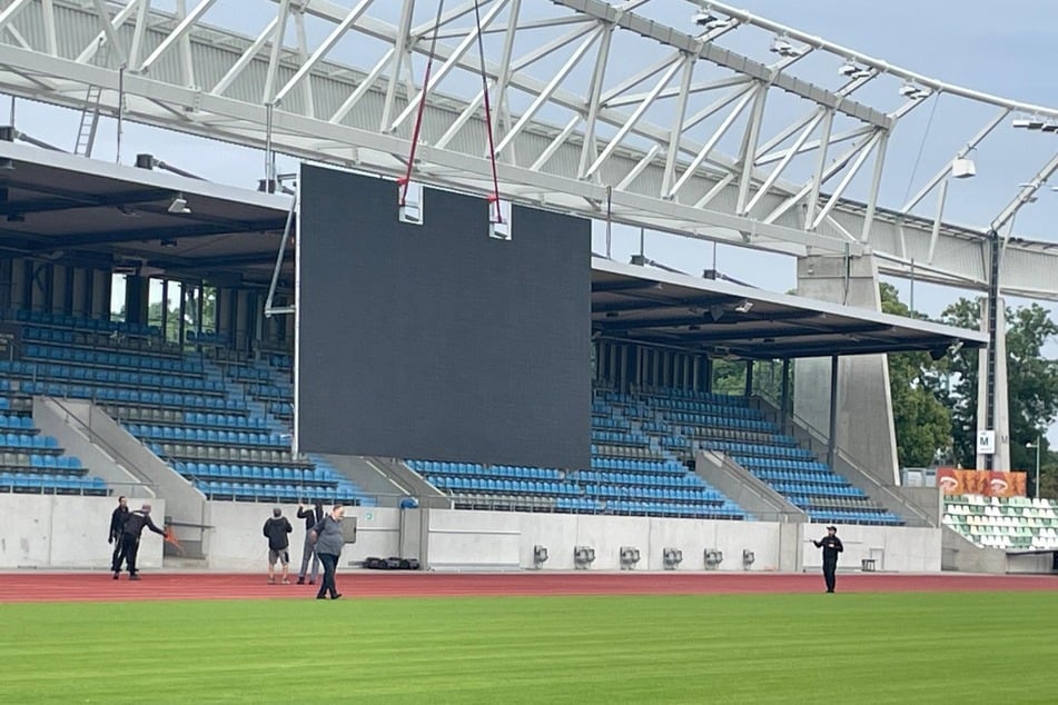 Mittlerweile hängt die Tafel im Stadion - bisher allerdings noch am Kran.