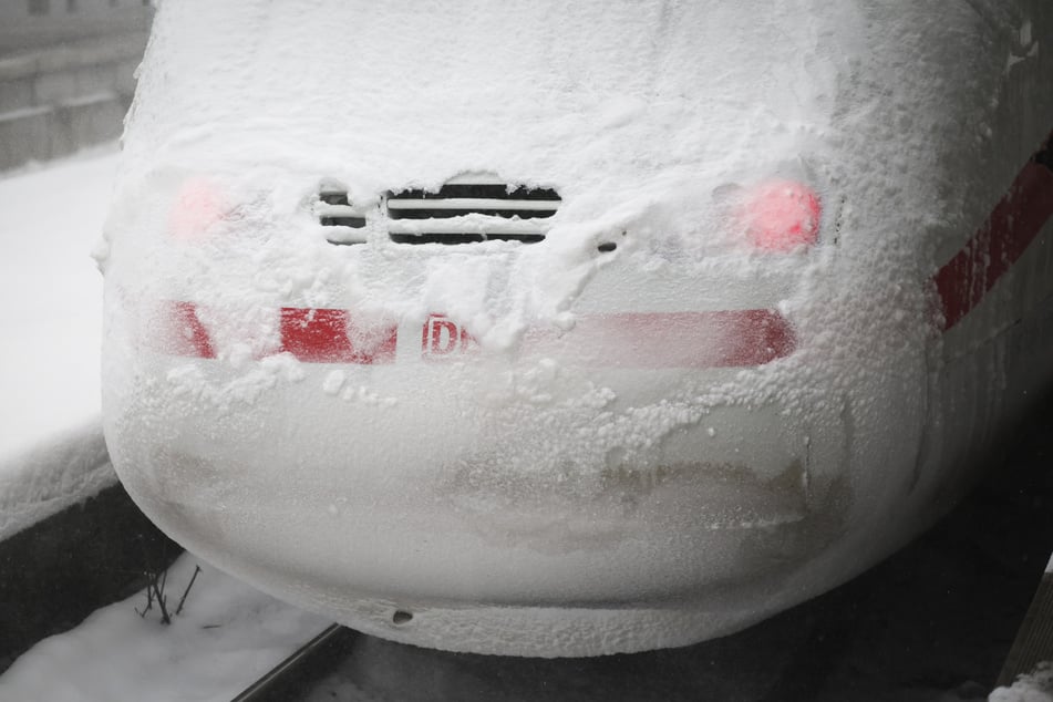 Die Deutsche Bahn hat aufgrund der Glättegefahr sicherheitshalber die Geschwindigkeit einiger Schnellzüge reduziert.