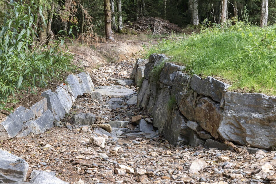 Während der Bauarbeiten an diesem Entwässerungsgraben wurde im Lehm gebaggert.
