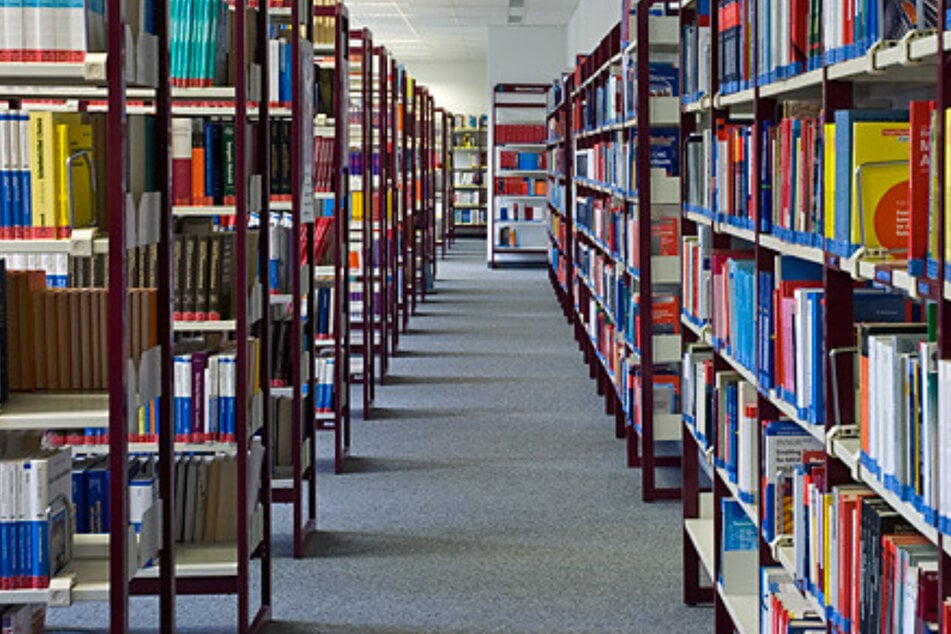 In der Bibliothek der Hochschule Magdeburg findet am Samstag die Ausstellung "Voll der Osten. Leben in der DDR" statt. (Archivbild)