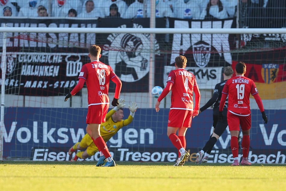FSV-Spieler Veron Dobruna (nicht im Bild) schockte die Chemnitzer mit einem Schlenzer.