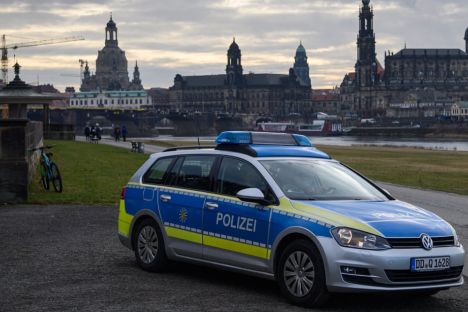 Ein Polizeiauto steht in Dresden an der Elbe. Die Polizei berichtete von mehreren ausländerfeindlichen Taten. (Symbolbild)