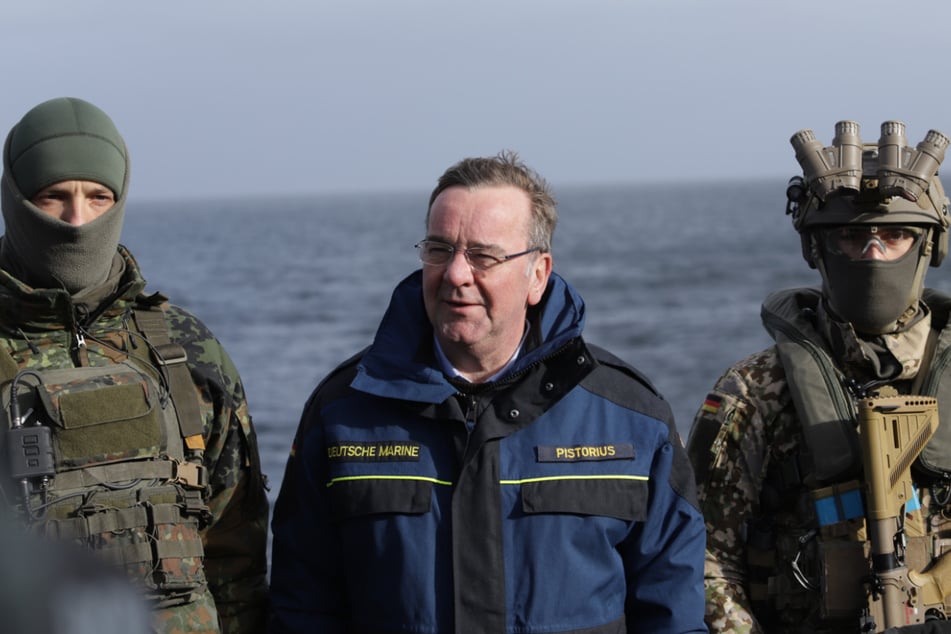 Verteidigungsminister Boris Pistorius (62, SPD) ließ sich im Februar bei einem Antrittsbesuch bei der Marine in Eckernförde zeigen, was die Seestreitkräfte können und brauchen.