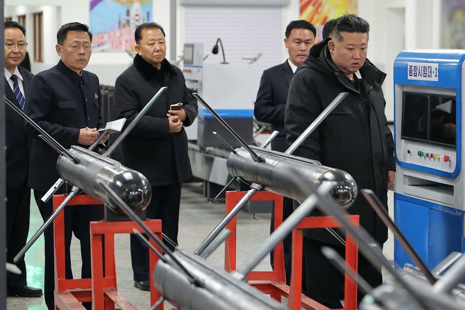 North Korean leader Kim Jong-un (r.) said Pyongyang's nuclear forces were ready for war, in a nod to the US attack on Venezuela.