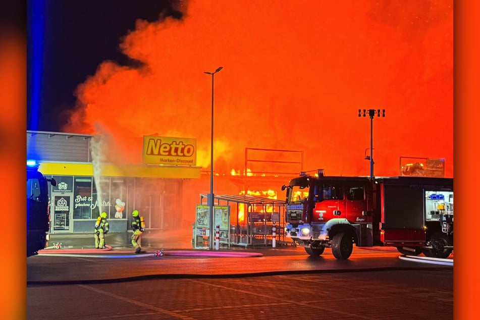 Ein Übergreifen der Flammen auf den angrenzenden Netto konnte gerade noch verhindert werden.