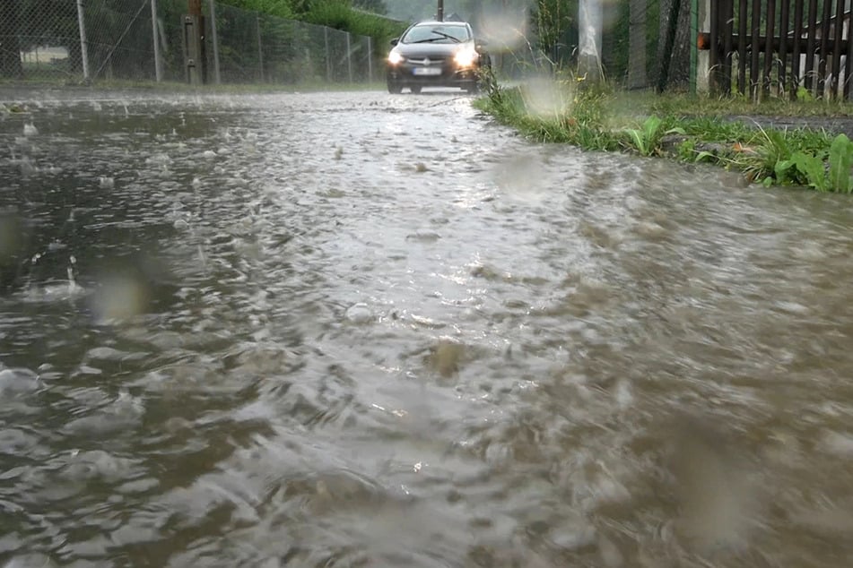 Auch Straßen wurden am Montag bei den Gewittern im Erzgebirge überflutet.