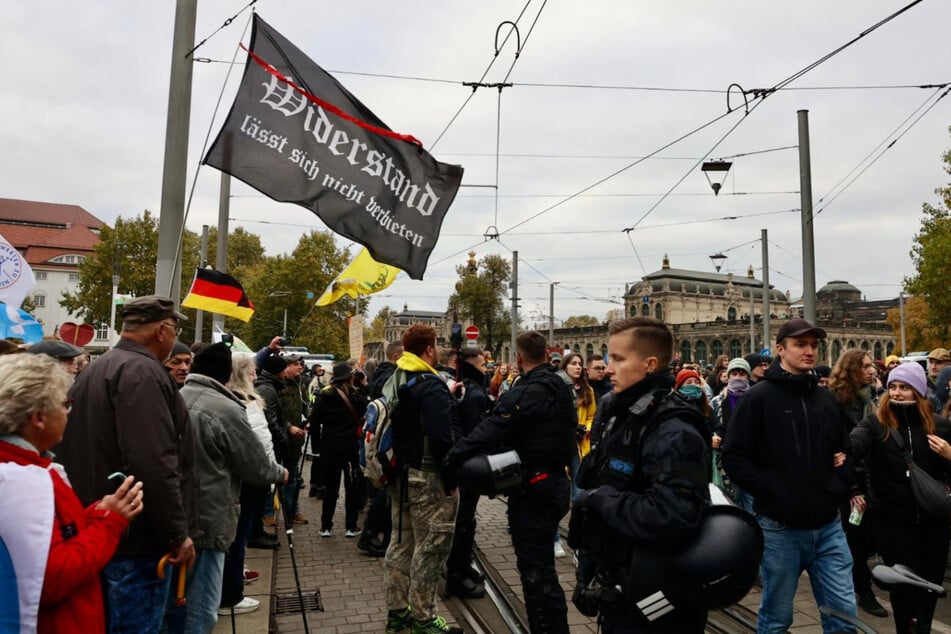 Gegendemonstranten der Querdenker-Szene sind auch vor Ort.