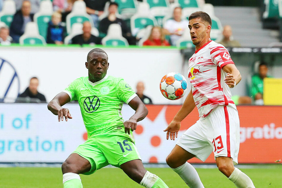 VfL Wolfsburgs Verteidigung um Jérôme Roussillon (l.) machte RB Leipzigs Stürmer André Silva das Leben schwer.