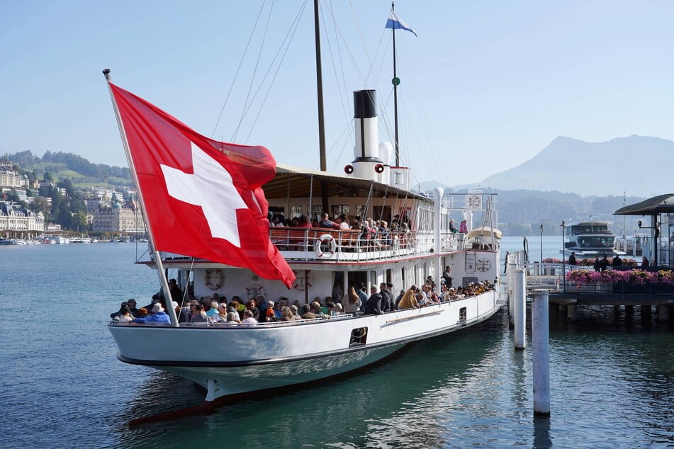 Der Raddampfer "Stadt Luzern" auf dem Vierwaldstätter See gehört zu den 15 Schiffen, die bei der Schweiz-Reise besucht werden.