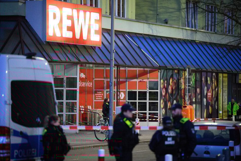 Zwei Menschen sind vor einem "REWE"-Supermarkt in Charlottenburg-Wilmersdorf am 31. Dezember 2024 bei einem Messerangriff verletzt worden.