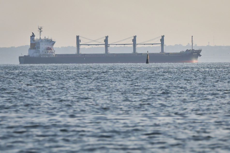 Das Schiff "Navi-Star" mit einer Getreide-Ladung verlässt den Hafen von Odessa. Die Weltmarktpreise für Lebensmittel sind in einer Krise, für die der Krieg, Probleme in der Lieferkette und Corona verantwortlich gemacht werden, in die Höhe geschnellt.