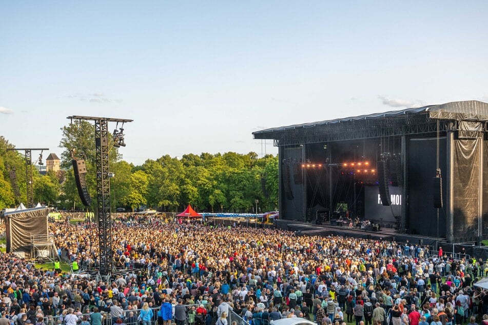 Der Auftritt von Bryan Adams verwandelte die Küchwaldwiese in eine grüne Konzertarena.