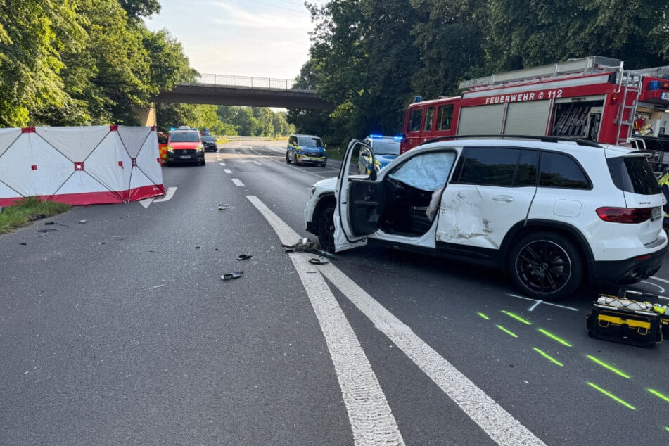 Mercedes-Fahrer will auf offener Straße wenden, dann knallt Motorrad-Fahrer (†53) ins Auto