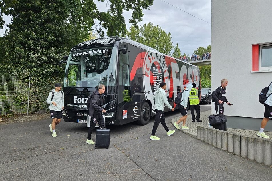 Seine Mannschaft folgt ihm auf dem Weg zur Kabine.