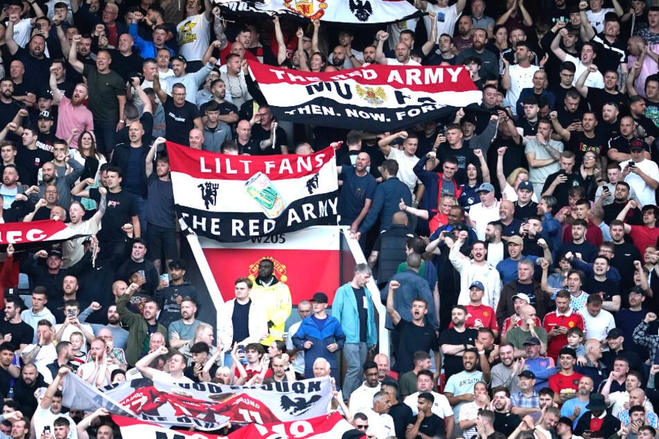 Spitzenklub Manchester United soll Mitarbeiter zwingen, auf der Toilette zu essen!