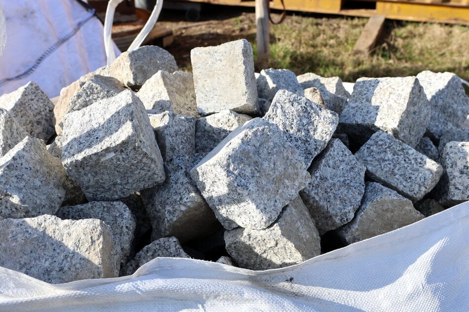 Mittlerweile sind die teuren Granitpflastersteine wieder zurück.