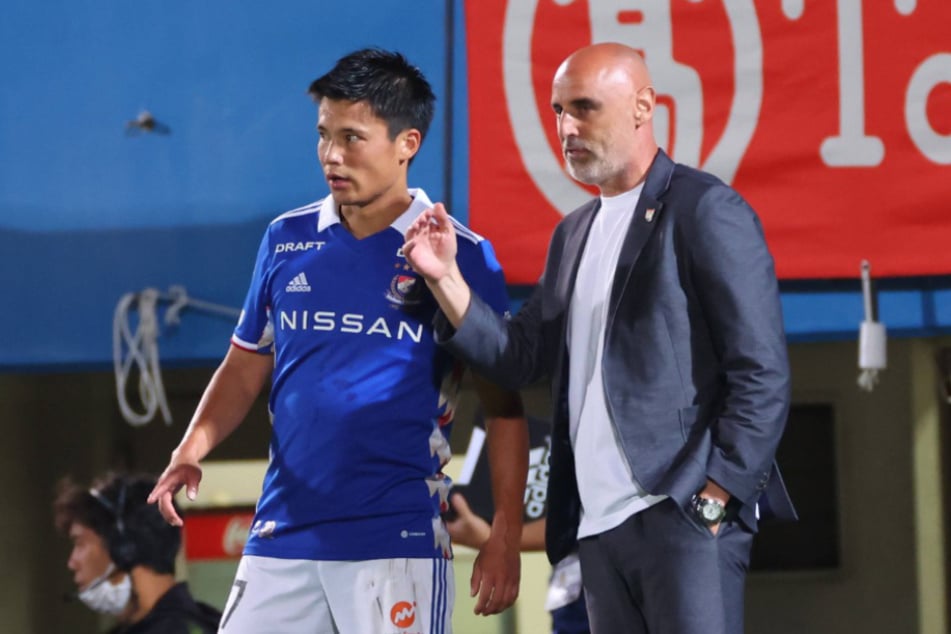 Ryo Miyaichi (30, l) gab am Mittwoch erstmals nach zehn Monaten Verletzungspause sein Comeback und wurde von Trainer Kevin Muscat (49) eingewechselt.