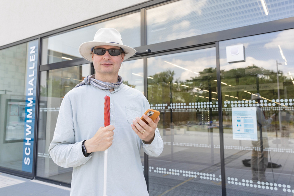 Der Informatiker Jan Blüher (45) hat für den Schwimmsportkomplex am Freiberger Platz ein Blindenleitsystem entworfen.