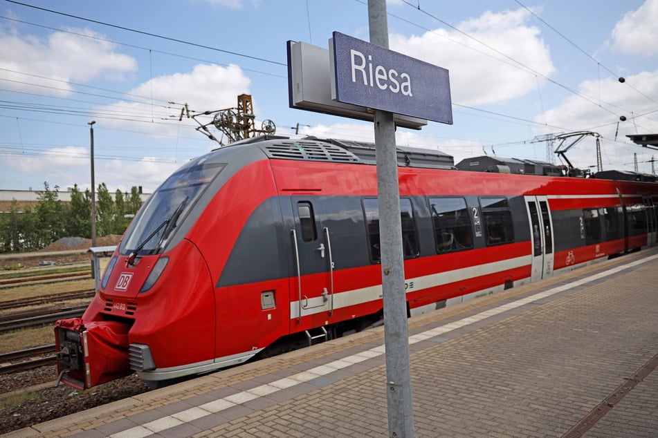 Wegen einer Oberleitungsstörung in Riesa ist der Zugverkehr zwischen Dresden und Leipzig derzeit unterbrochen. (Archivfoto)
