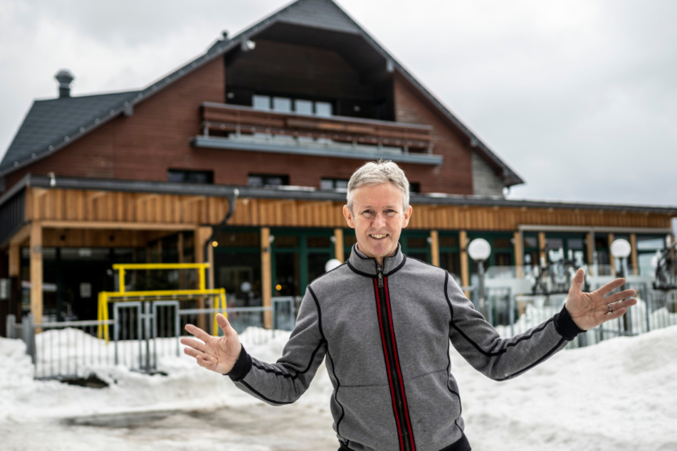 Willkommen in Oberwiesenthal! Skisprung-Legende Jens Weißflog (57) darf in seinem Hotel wieder viele Gäste begrüßen.