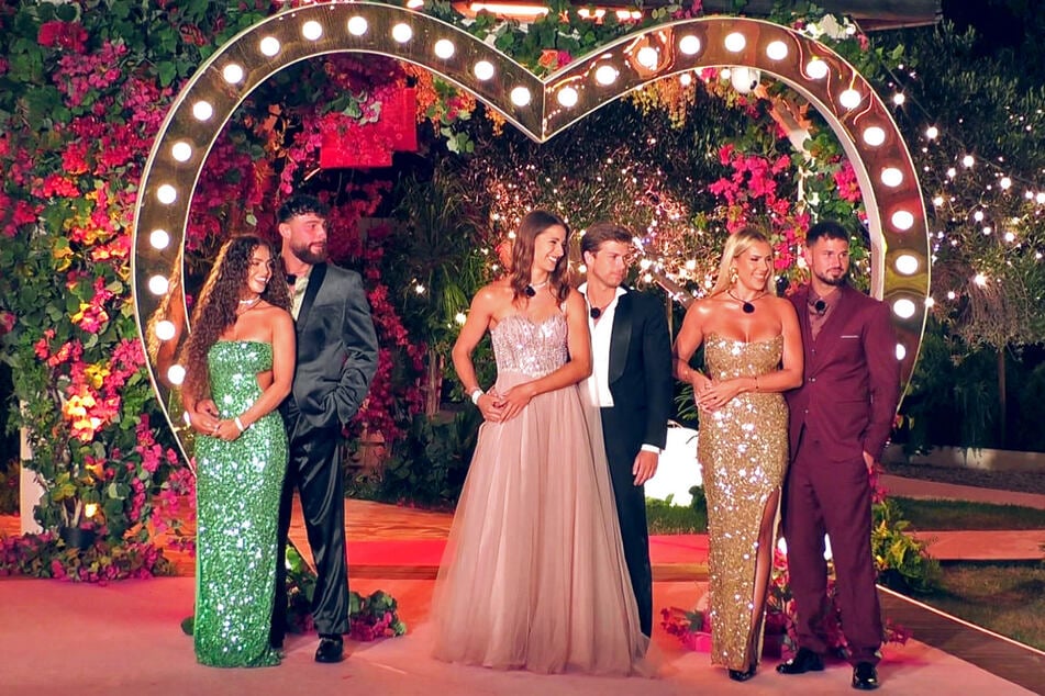 Die drei Paare im Finale: Links Umut (28) und Jeje (29), in der Mitte Stella (28) und Josh (29) und rechts Maurice (28) und Laura Blond (30).