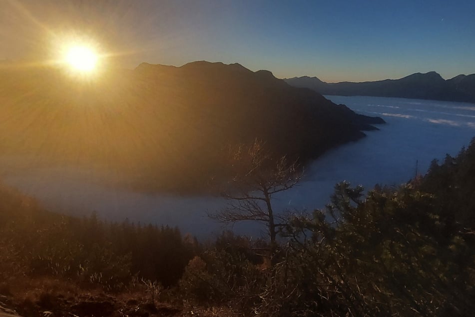 Während man am Berg die Sonne genießen konnte, war das Tal in dichten Nebel gehüllt.