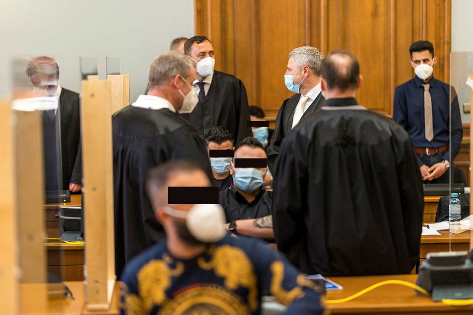 Vier Beschuldigte, vier Dolmetscher, acht Anwälte sitzen allein auf den Anklagebänken - das Gericht muss nun entscheiden, ob der Saal dafür ausreicht.