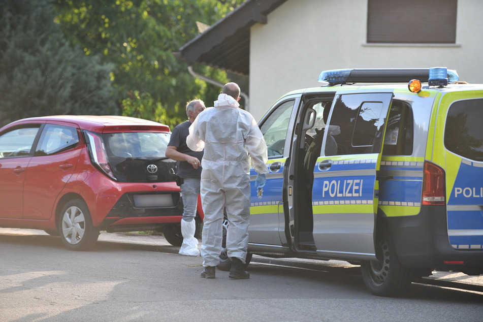 Die Polizei sichert nach der schrecklichen Tat Spuren am Tatort in Ottweiler.