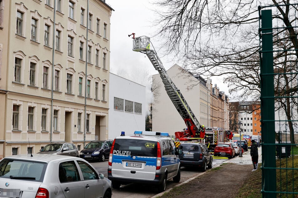 Die Feuerwehr beim Löschen des durch die Explosion ausgelösten Brandes im März 2023.