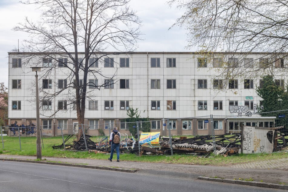 Wind und Wetter ausgesetzt: Die Brandreste mit den geborstenen Wellasbest-Dachplatten lagern auch fünf Wochen nach dem Brand auf dem Privatgrundstück.