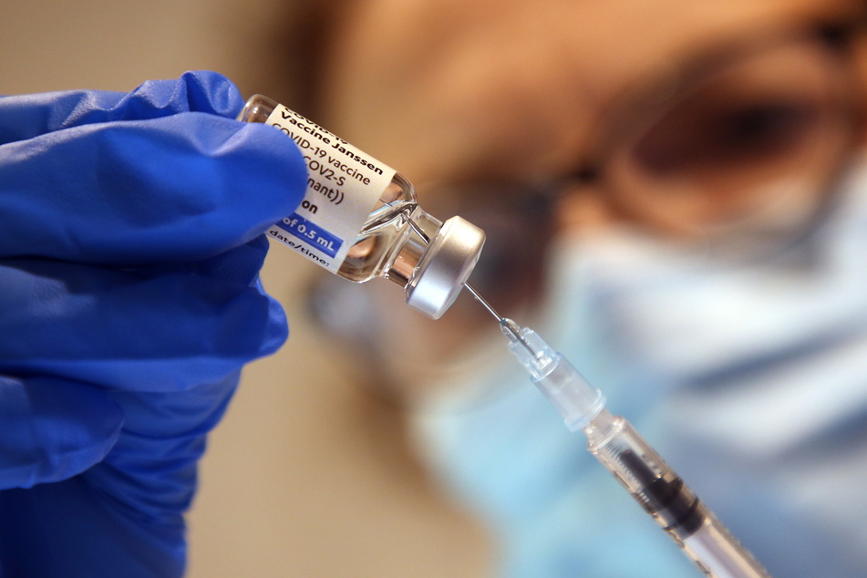 Eine Arzthelferin zieht eine Spritze mit "Janssen"-Impfstoff auf. In Sachsen wurden davon bislang 100.934 Dosen verimpft.